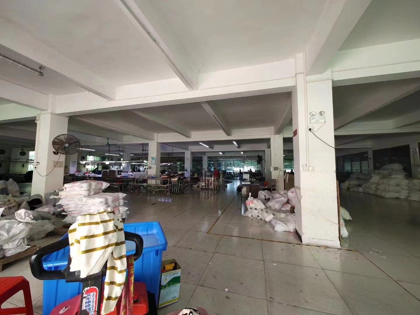 大朗巷尾新出二楼还有3楼各 2200平，现成豪华装修，不要转让费