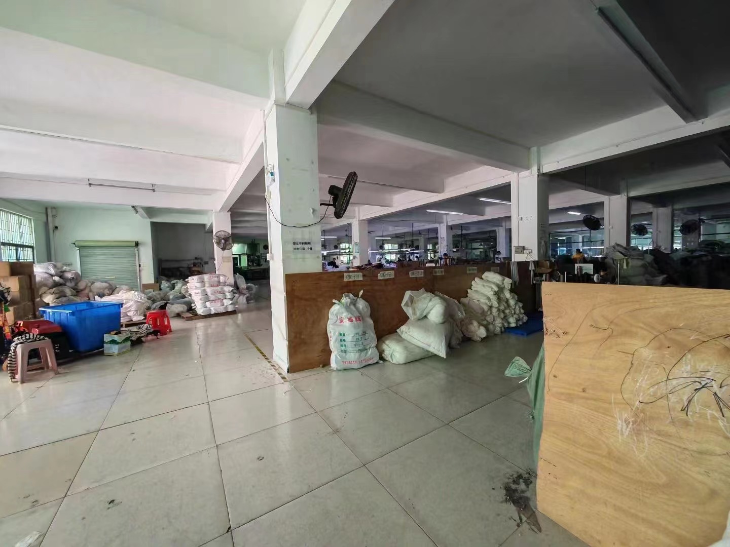 大朗巷尾新出二楼还有3楼各 2200平，现成豪华装修，不要转让费