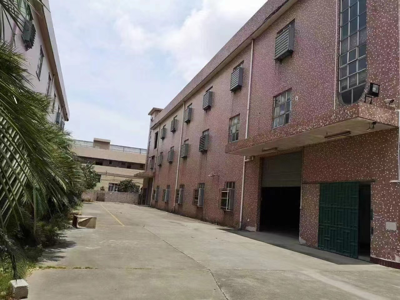 两栋独门独院的精致小厂房，地理位置优越，四通八达。