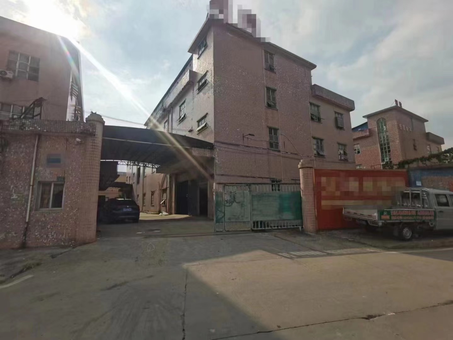 两栋独门独院的精致小厂房，地理位置优越，四通八达。