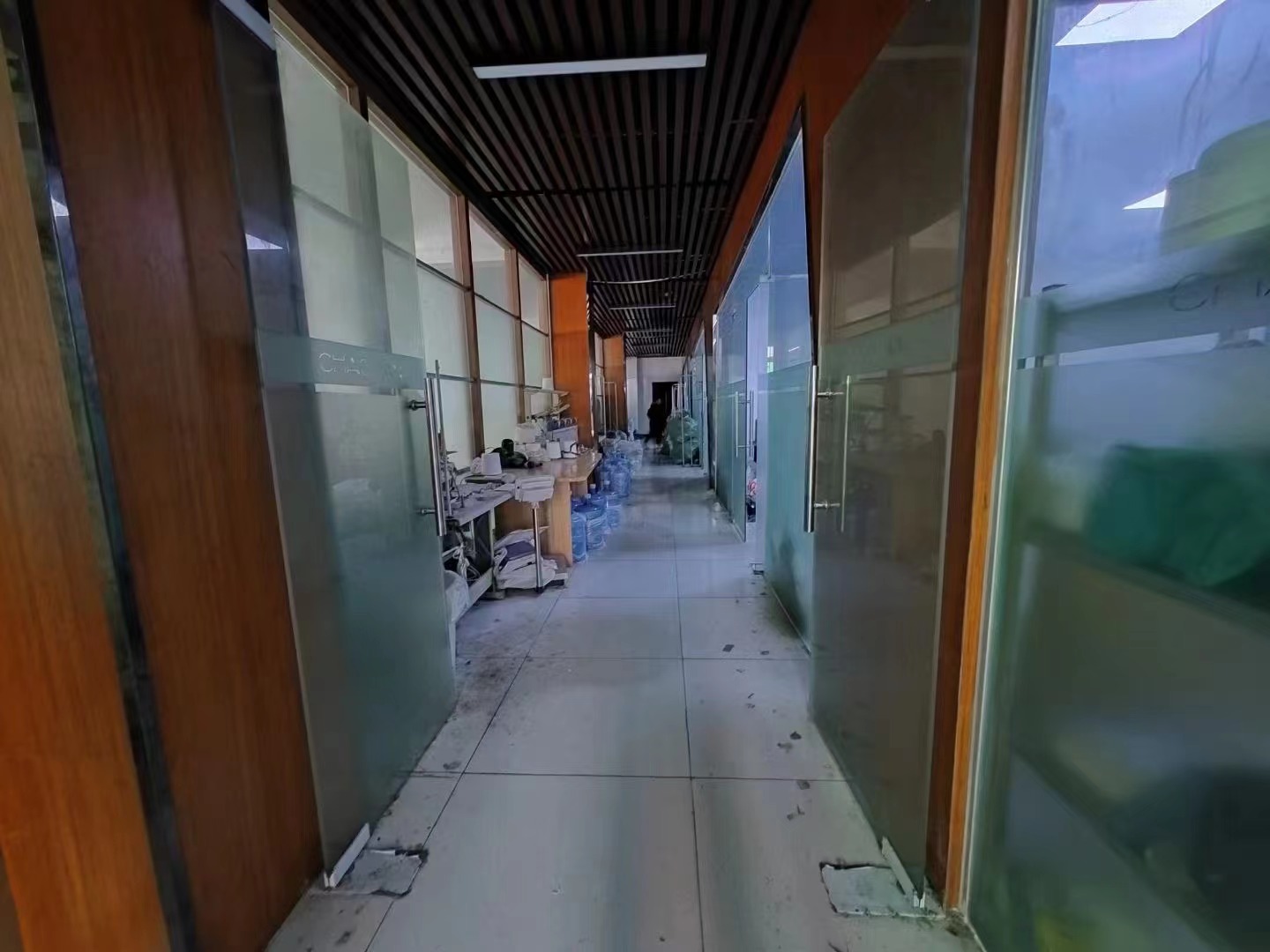 大朗巷尾新出二楼还有3楼各 2200平，现成豪华装修，不要转让费