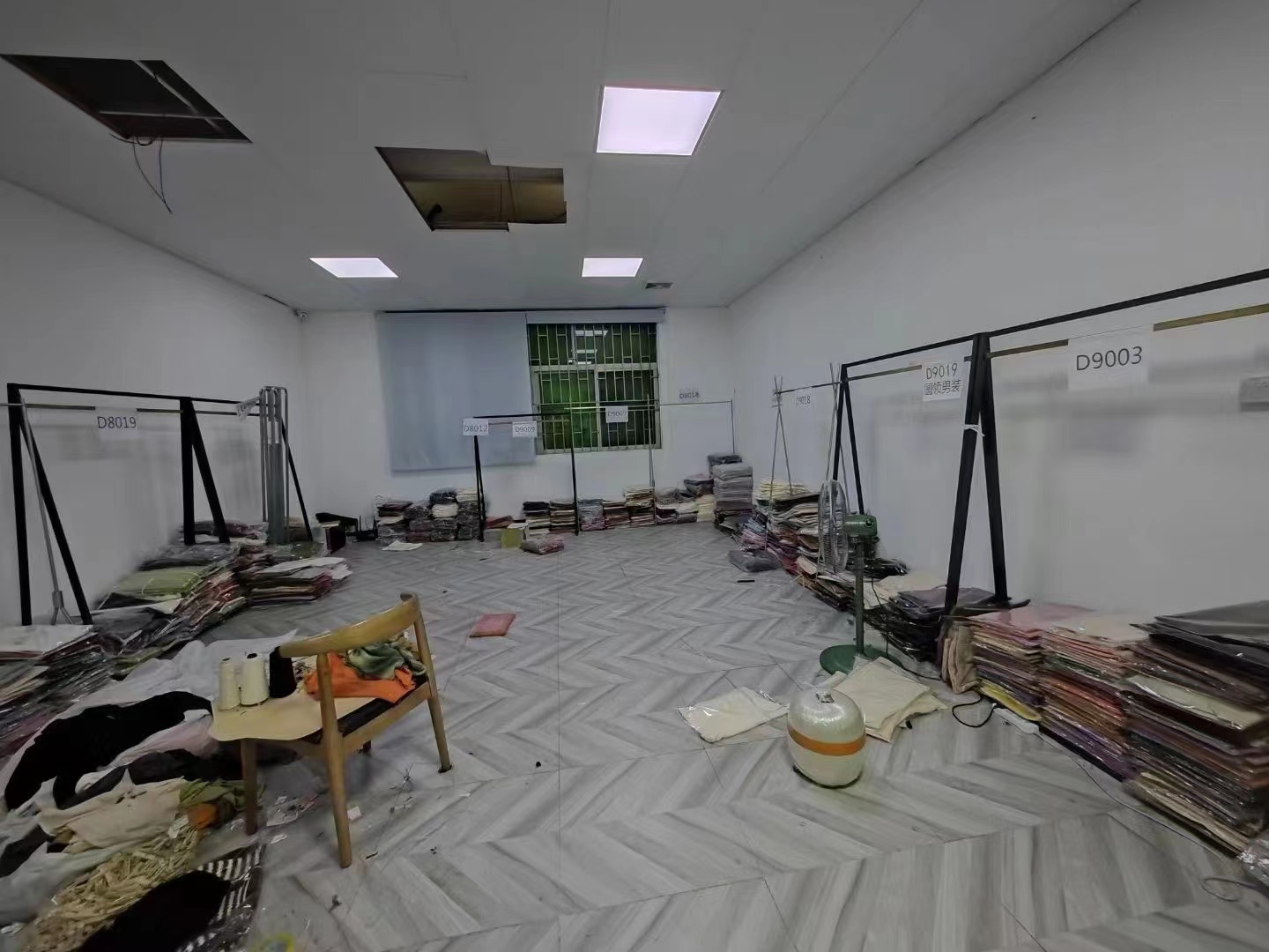 大朗巷尾新出二楼还有3楼各 2200平，现成豪华装修，不要转让费