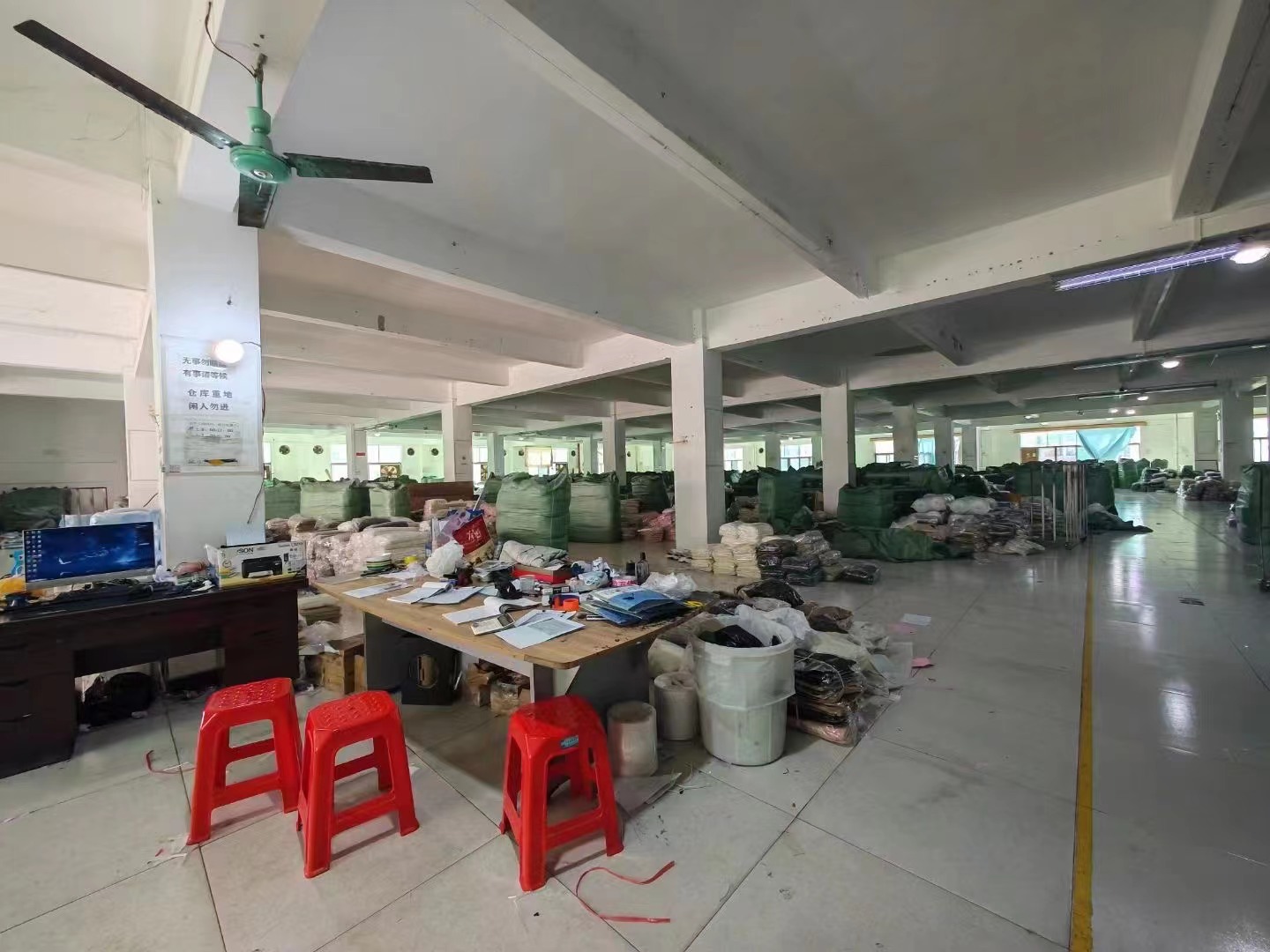 大朗巷尾新出二楼还有3楼各 2200平，现成豪华装修，不要转让费