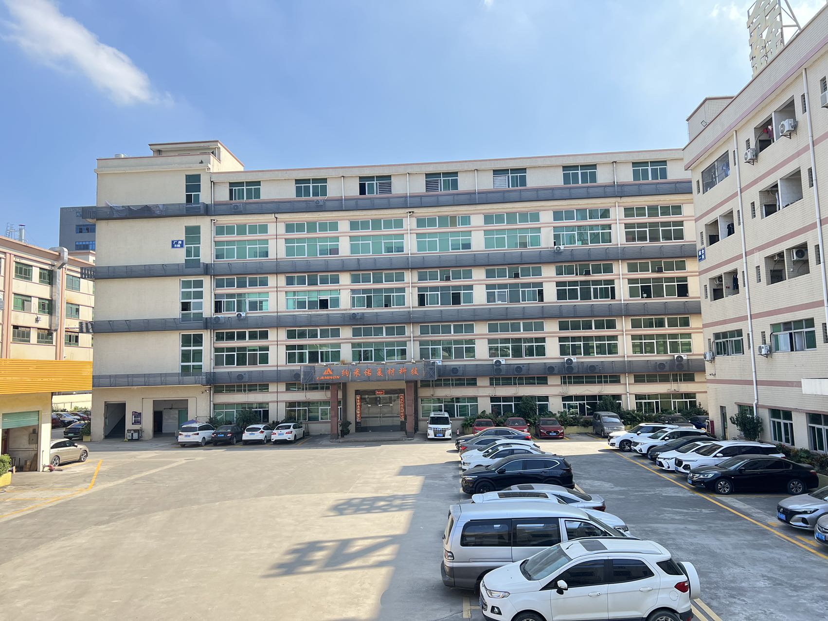 一楼2950平方，带装修（可分租）