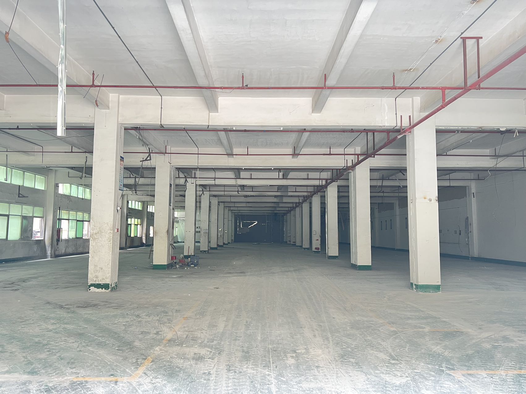 一楼2950平方，带装修（可分租）