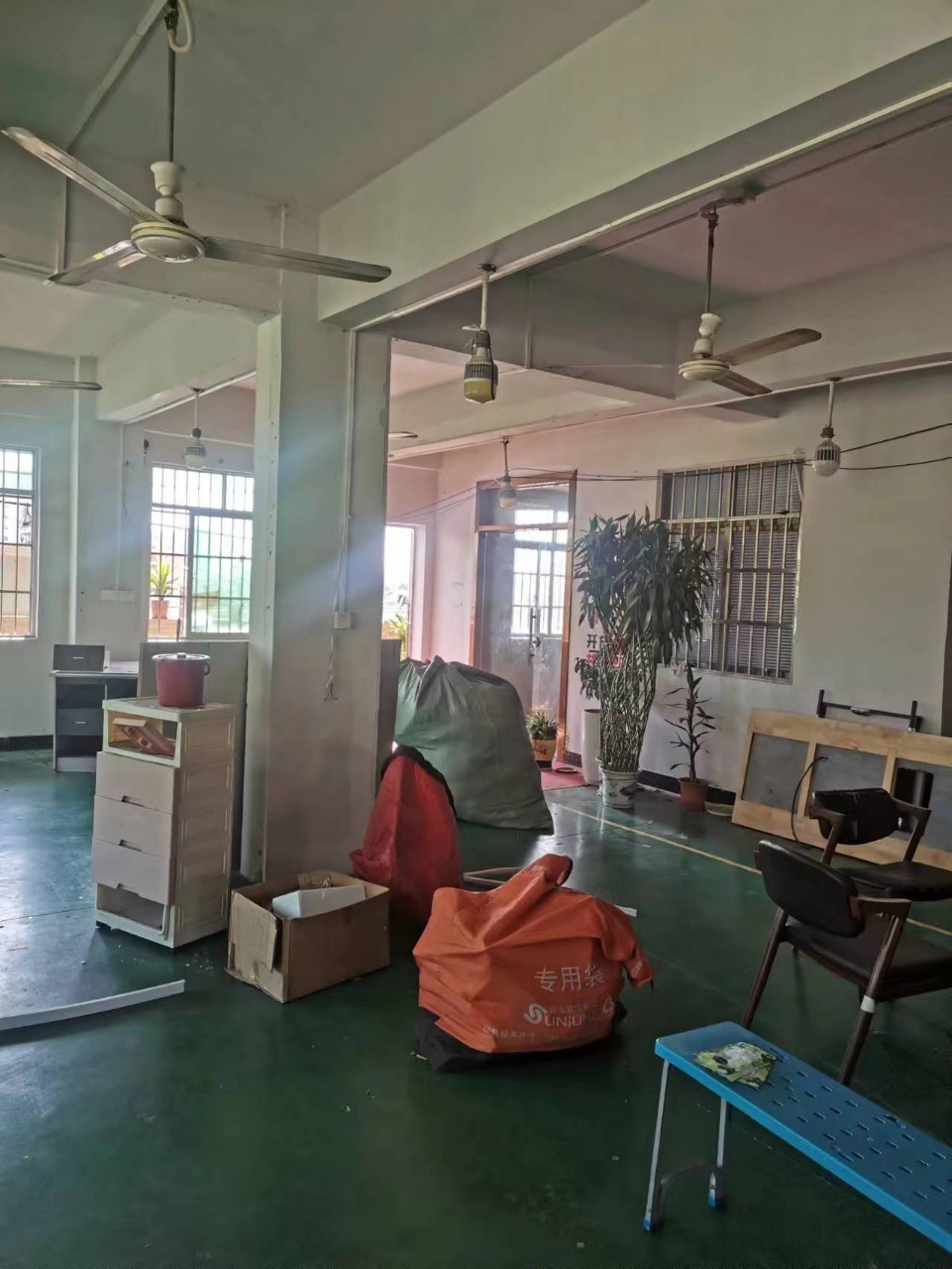 大朗竹山五楼厂房600平，精装修，现成办公室水电现成，二吨货梯