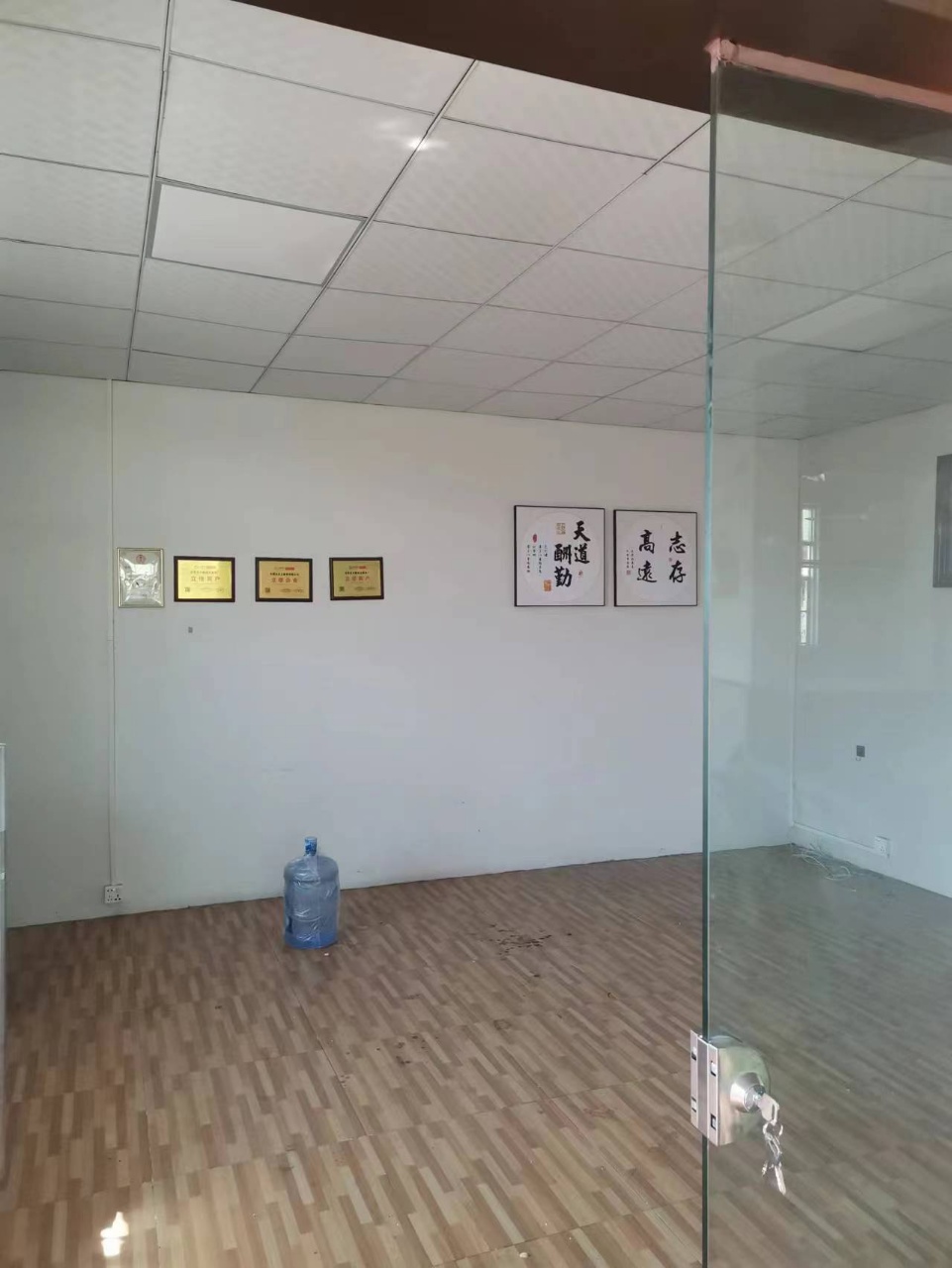 大朗竹山五楼厂房600平，精装修，现成办公室水电现成，二吨货梯